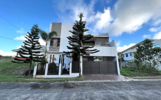 Upscale 3 Bedroom House and Lot for Sale in Tagaytay Country Homes