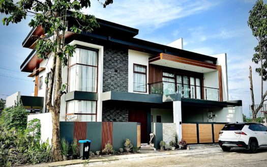 Notable 5-Bedroom House and Lot for Sale in Sonoma , Sta. Rosa. , Laguna