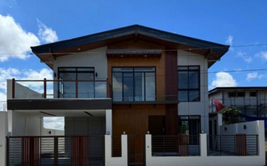 Enchanting 5-Bedroom House and Lot for Sale in Sta. Rosa ,Laguna