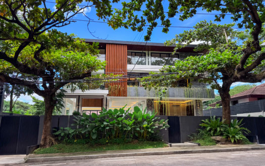 Stunning 8-Bedroom House and Lot for Sale in Ayala Alabang , Muntinlupa