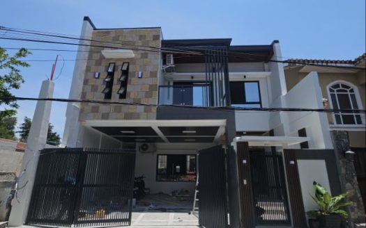 Majestic 5-Bedroom House and Lot for Sale in BF Resort, Las Piñas