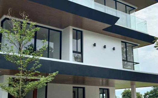 Vibrant 5-Bedroom House and Lot for Sale in Alabang West, Las Piñas